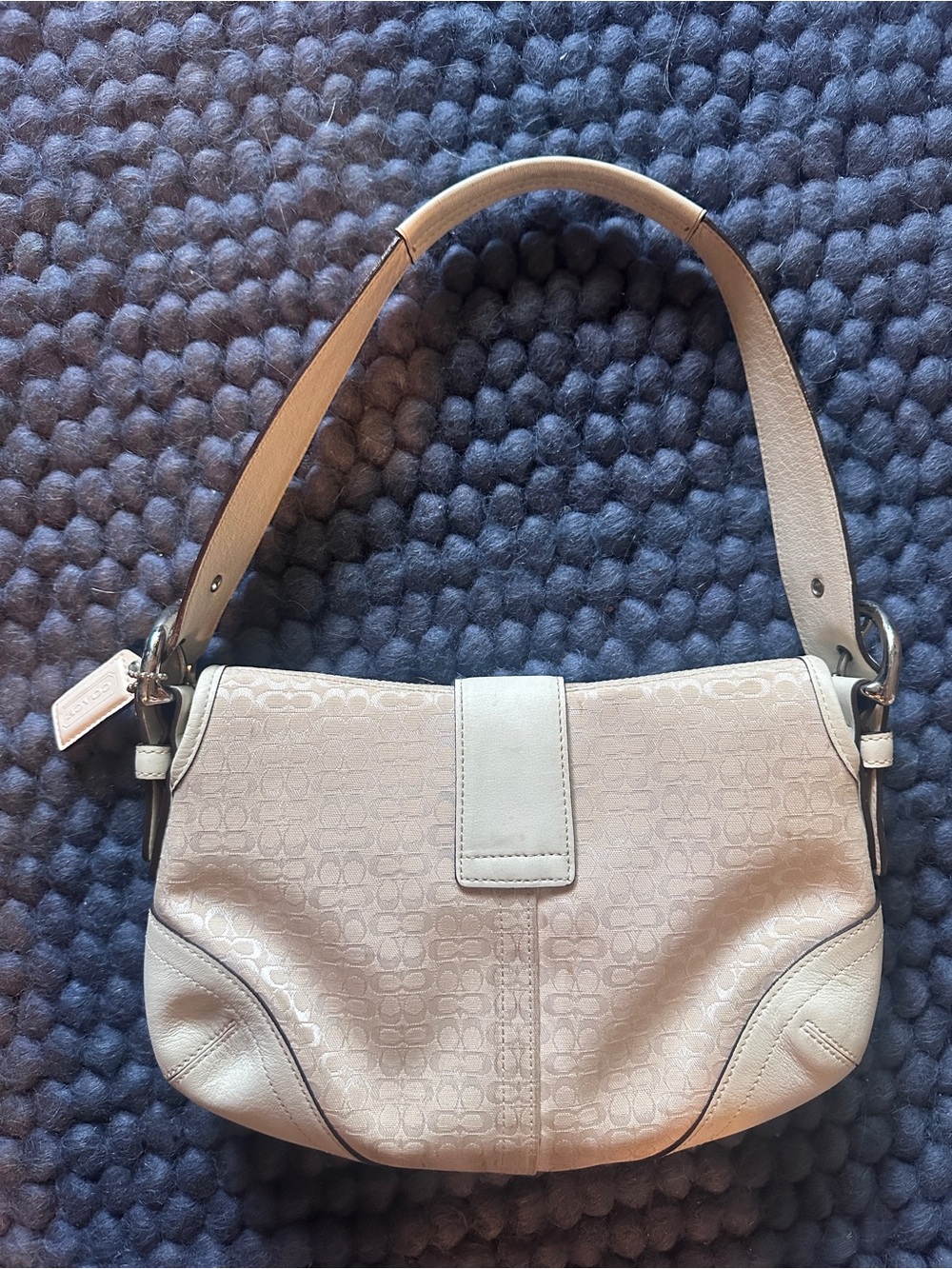 Y2K Vintage Coach Gently Used - Women's Cream Shoulder Bag - Classic Buckle - Picture 2 of 5